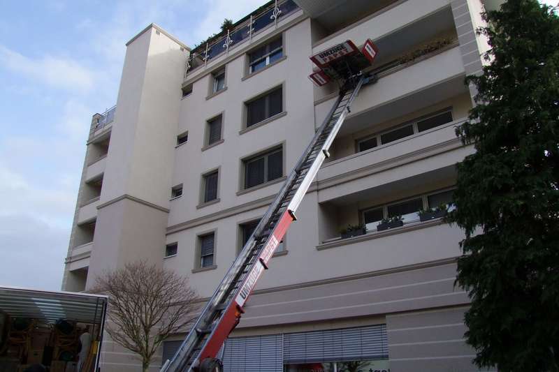 Schwerlasttransport per Außenlift an einer Frankfurter Fassade