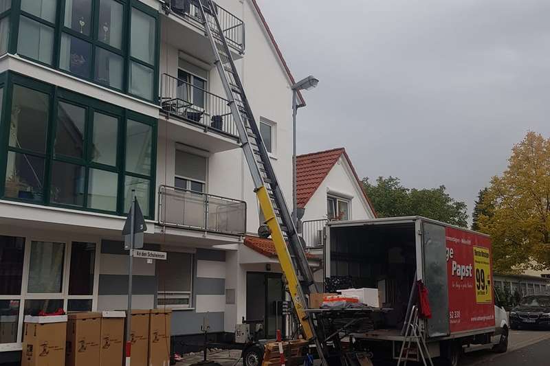Moderner Möbellift im Einsatz für einen Umzug in Frankfurt