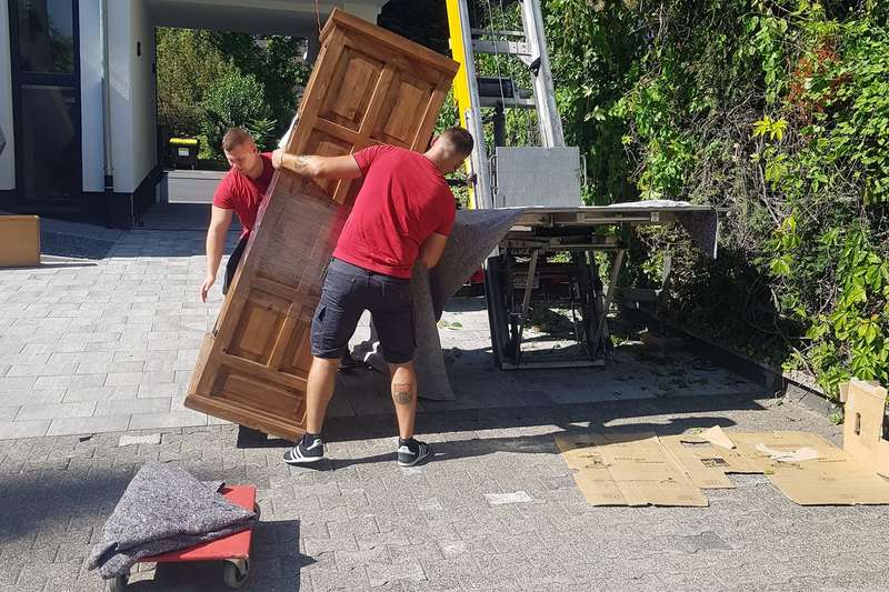 Sicherer Transport von Möbeln in obere Stockwerke in Frankfurt