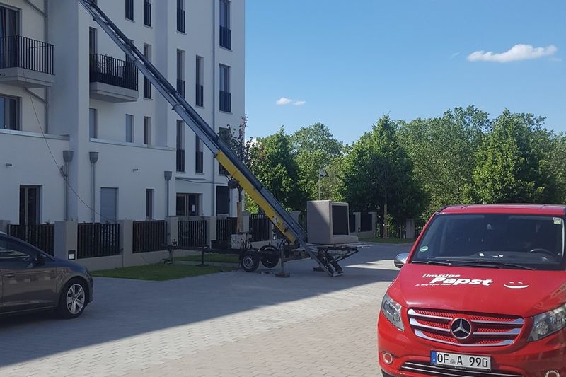 Einsatz eines Möbellifts für Umzüge in Frankfurt Riedberg